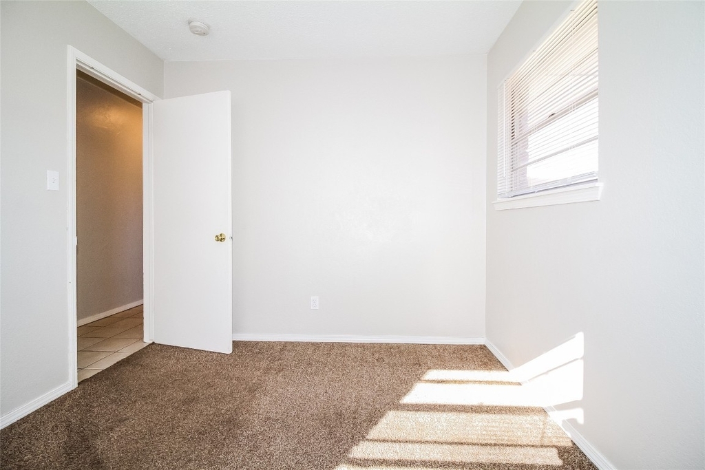 808 Lotus Avenue - Photo 10