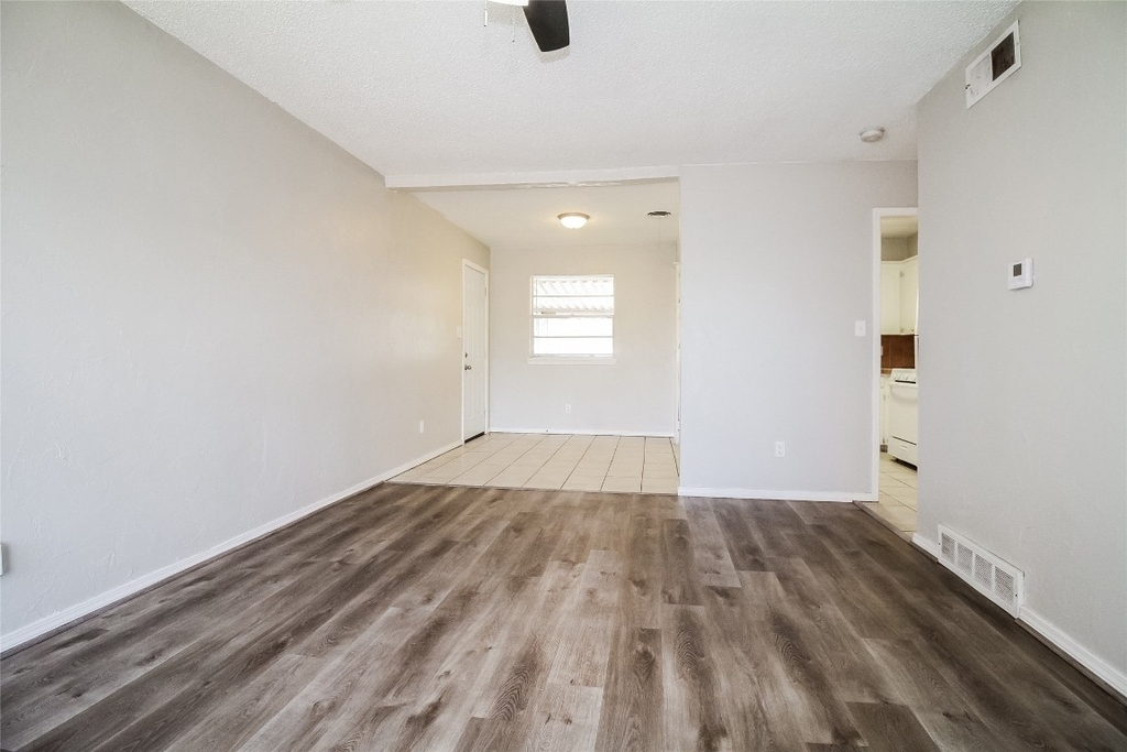 808 Lotus Avenue - Photo 2