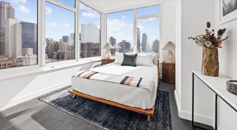 Third Avenue - Photo 3