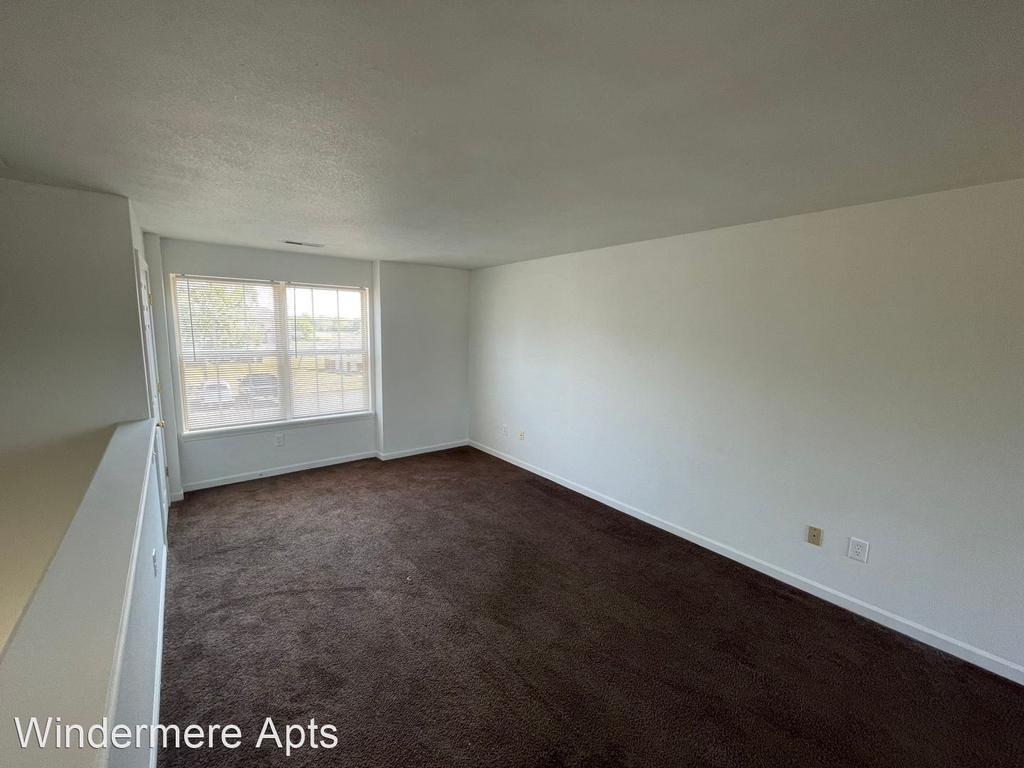 1304 E Liberty Circle - Photo 2