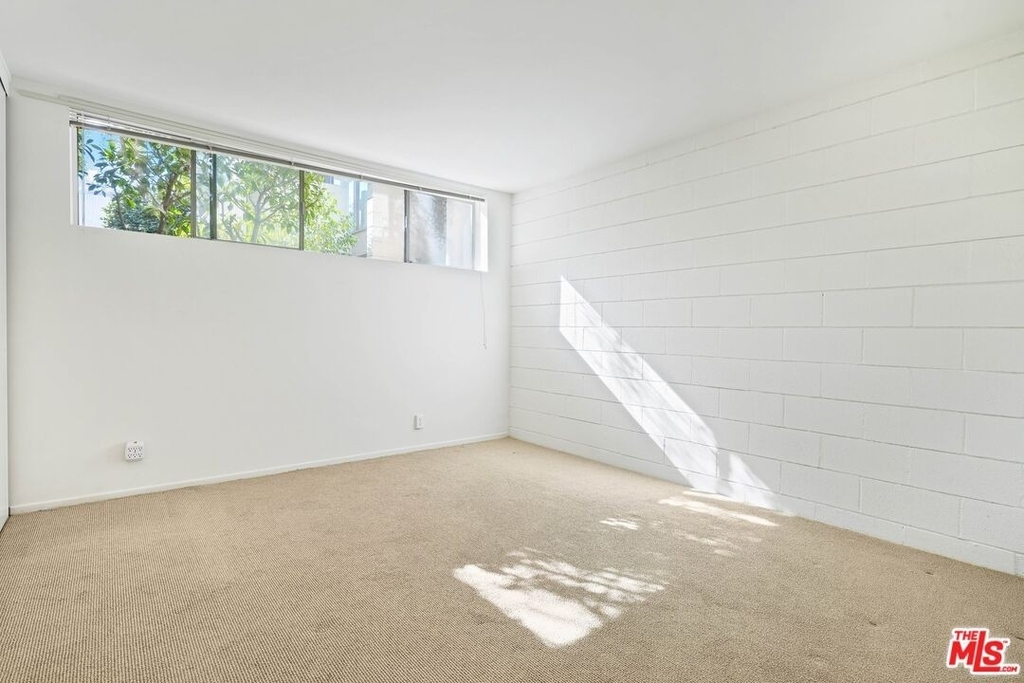 835 Moraga Dr - Photo 12