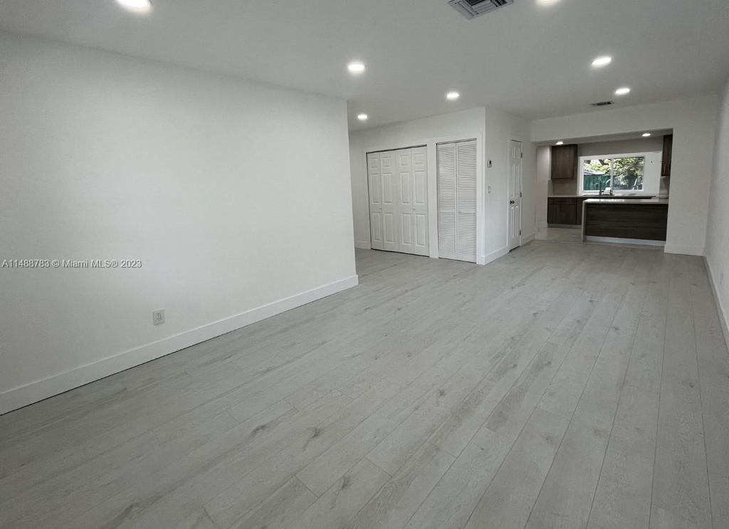 380 W 32nd St - Photo 1