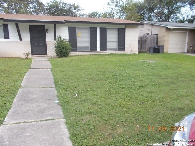 221 Ivy Ln - Photo 0