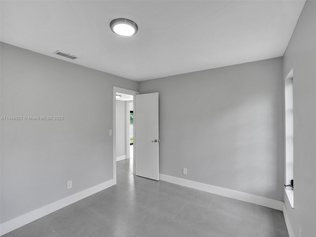 1087 Nw 97th Ave - Photo 18