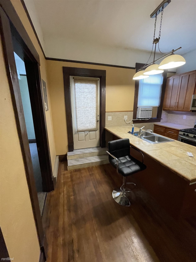 109 1/2 East 6th Street - Photo 5