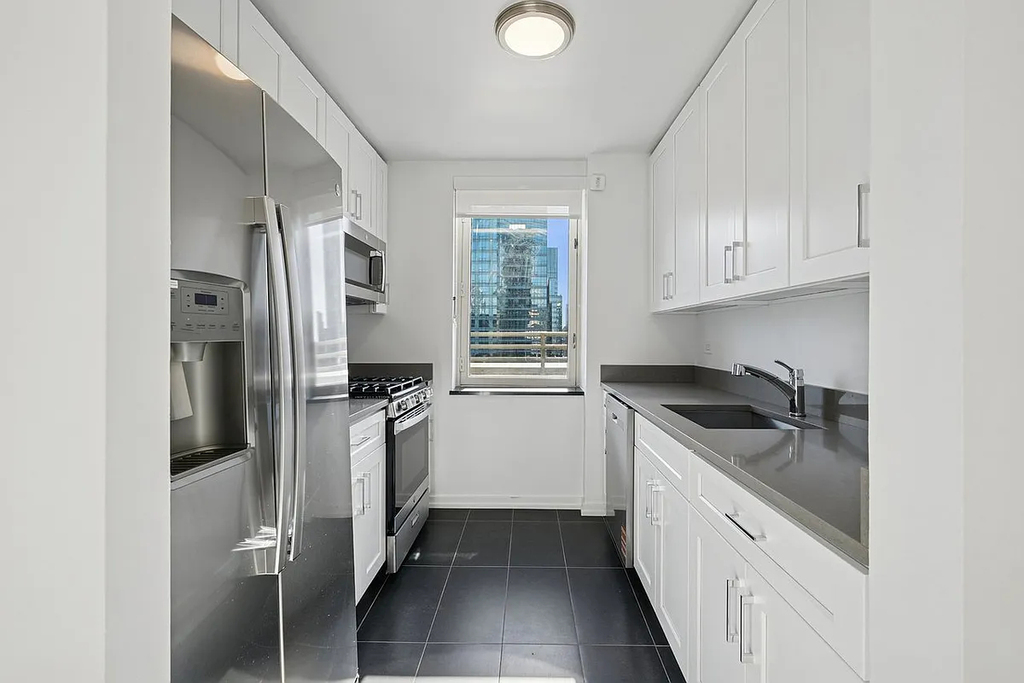 West 42nd Street - Photo 3