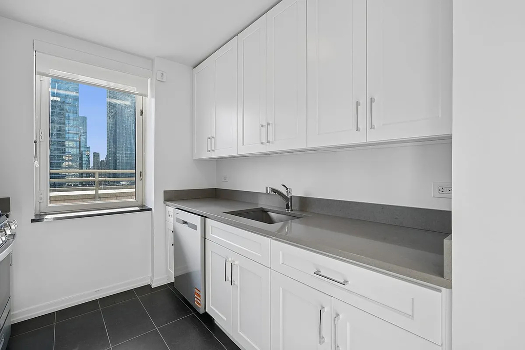 West 42nd Street - Photo 4