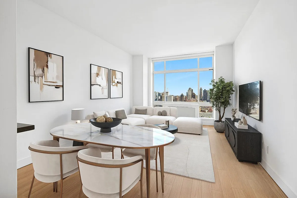 West 42nd Street - Photo 2