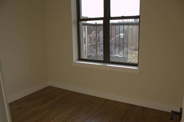 565 Evergreen Avenue - Photo 6