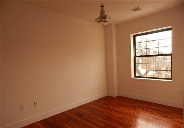 565 Evergreen Avenue - Photo 10