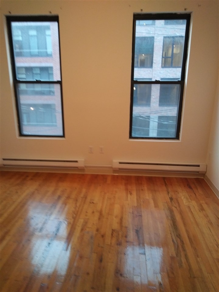 1409 Grand St - Photo 1