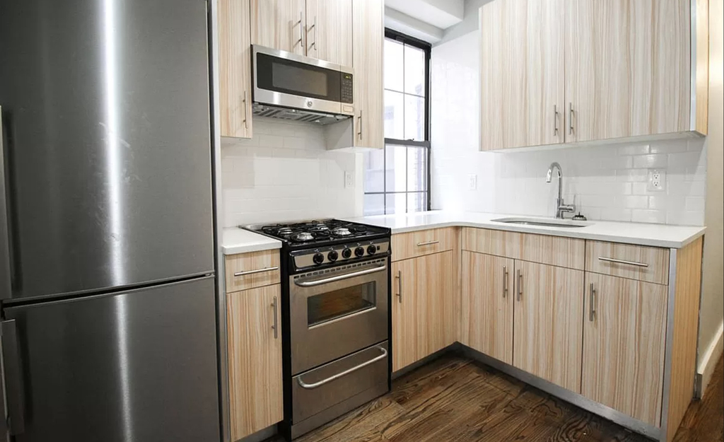 1719 Gates Avenue - Photo 1