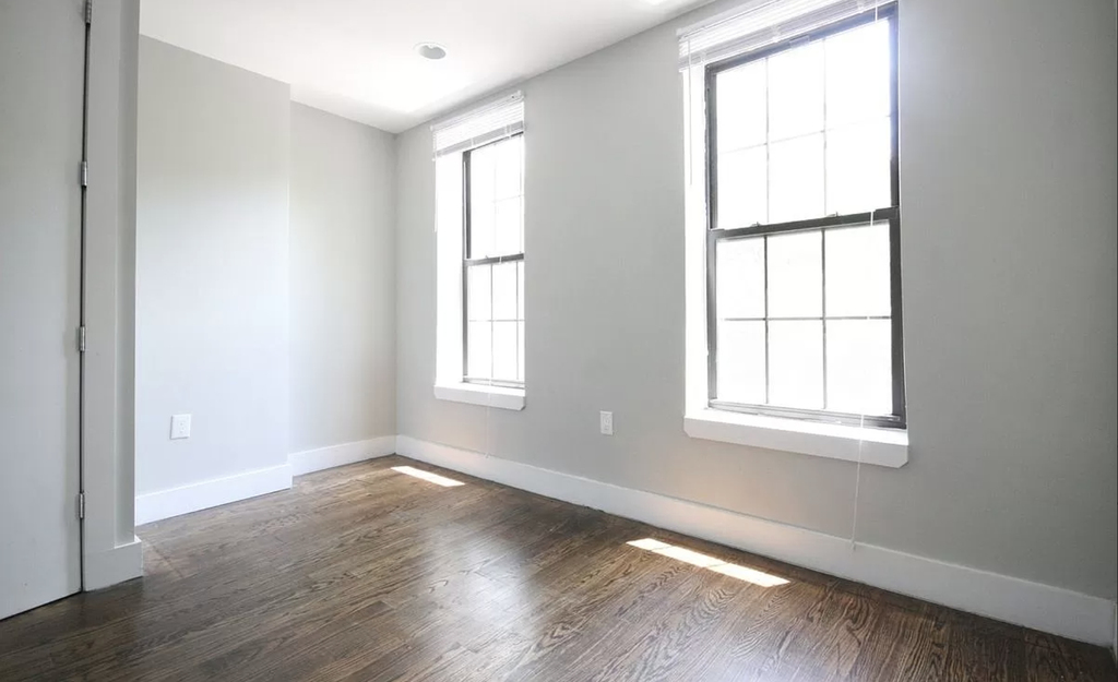 1719 Gates Avenue - Photo 2