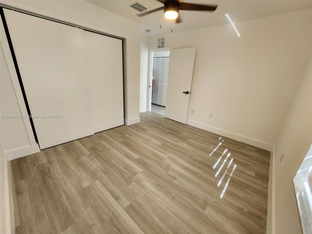 1247 Nw 28th St - Photo 8