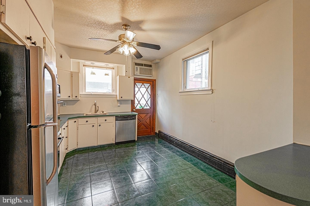 1136 Cross Street - Photo 2