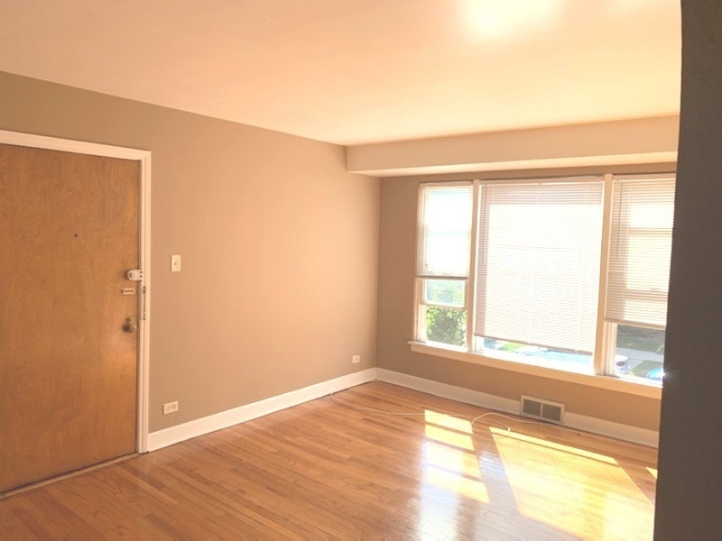 8949 S Blackstone Avenue - Photo 2