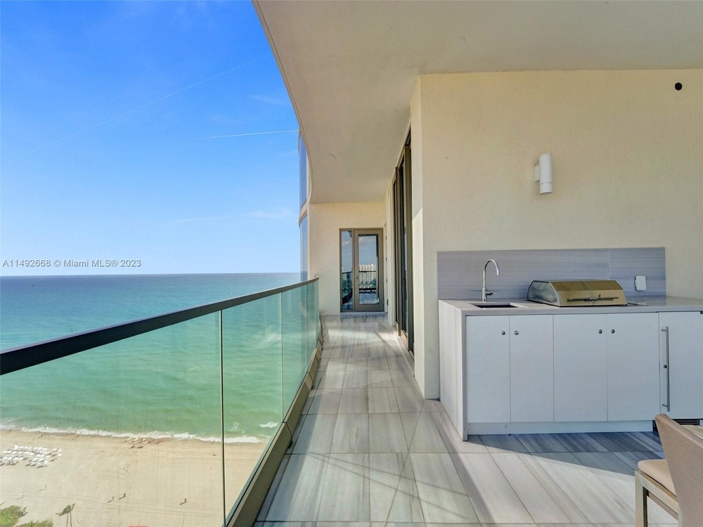 17901 Collins Ave - Photo 30
