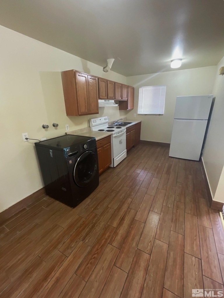 854 G St - Photo 2