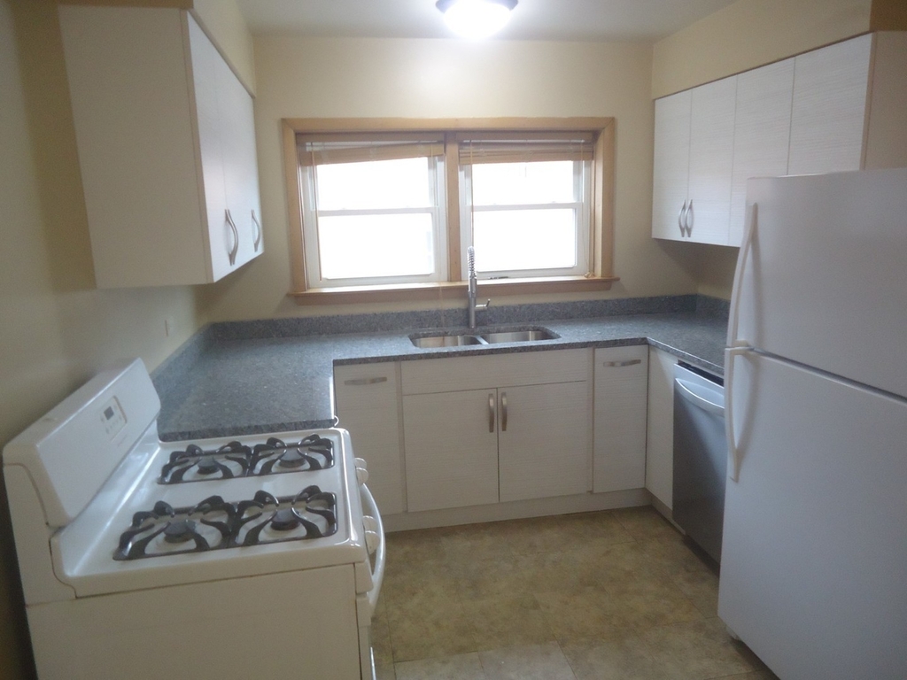 4950 Greenwood Street - Photo 2