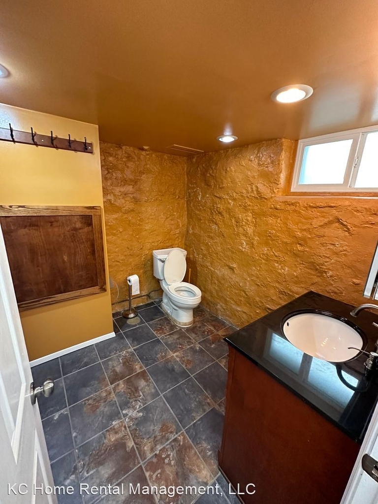 1217 W 47th St - Photo 5