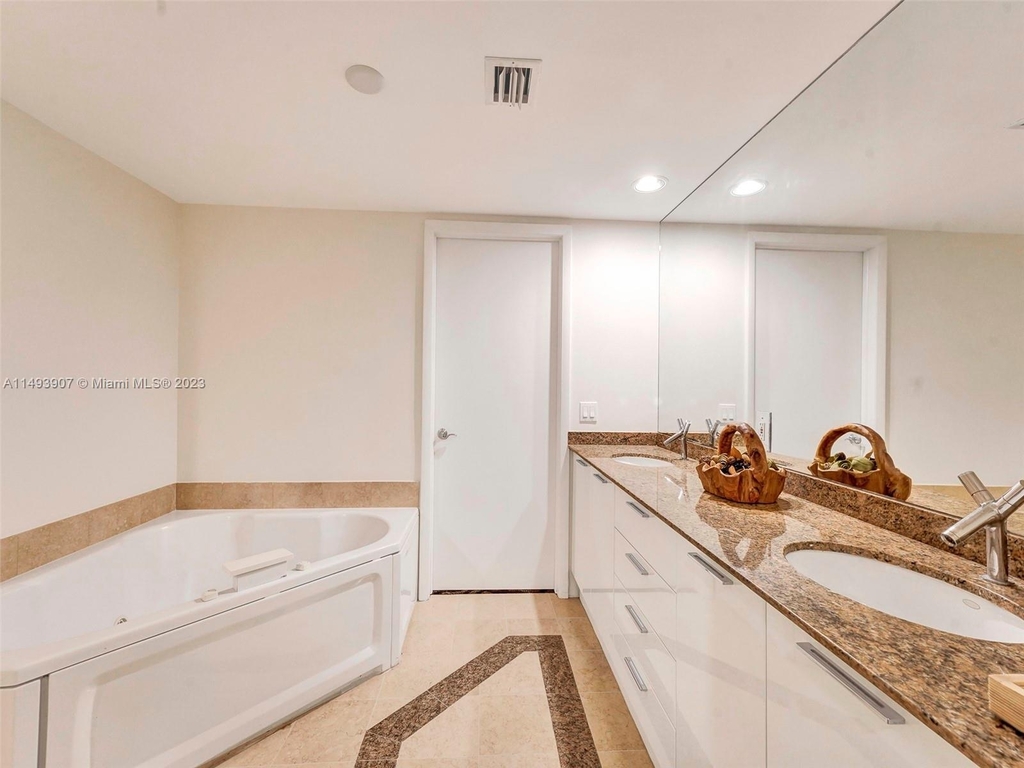 18911 Collins Ave - Photo 5