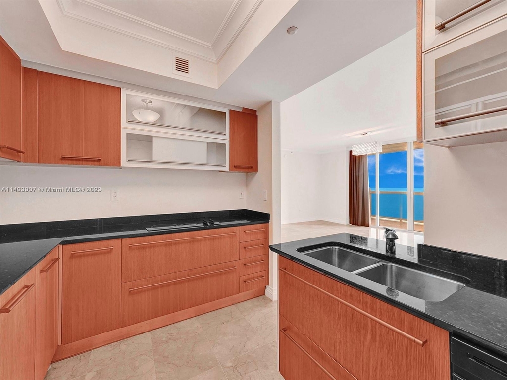 18911 Collins Ave - Photo 15