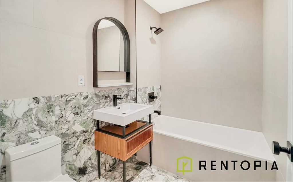 415 Manhattan Avenue - Photo 9