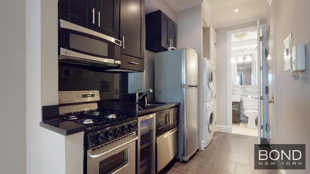 208 East 25th Street - Photo 2