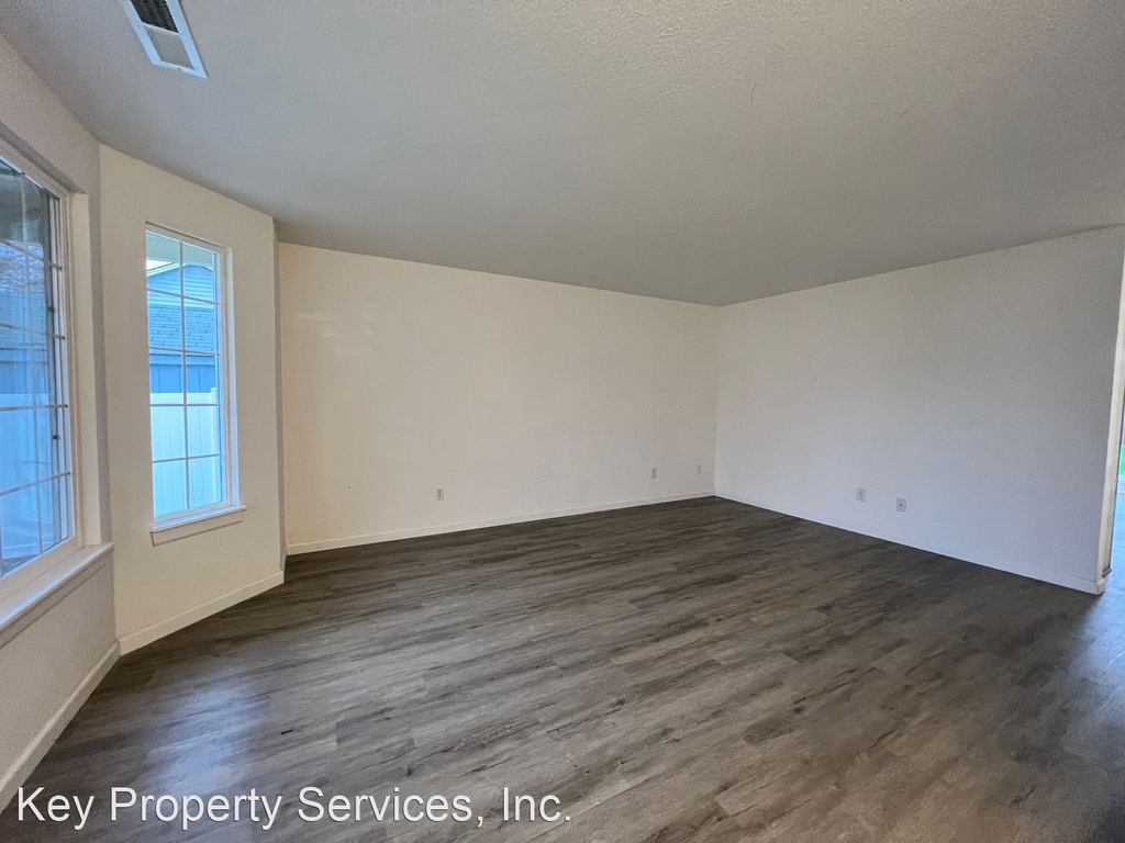 9013 Ne 133rd Ave - Photo 1