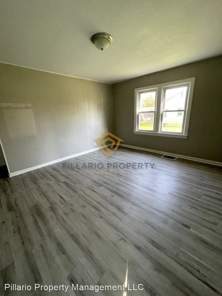 2420 Sheffield Ave. - Photo 3