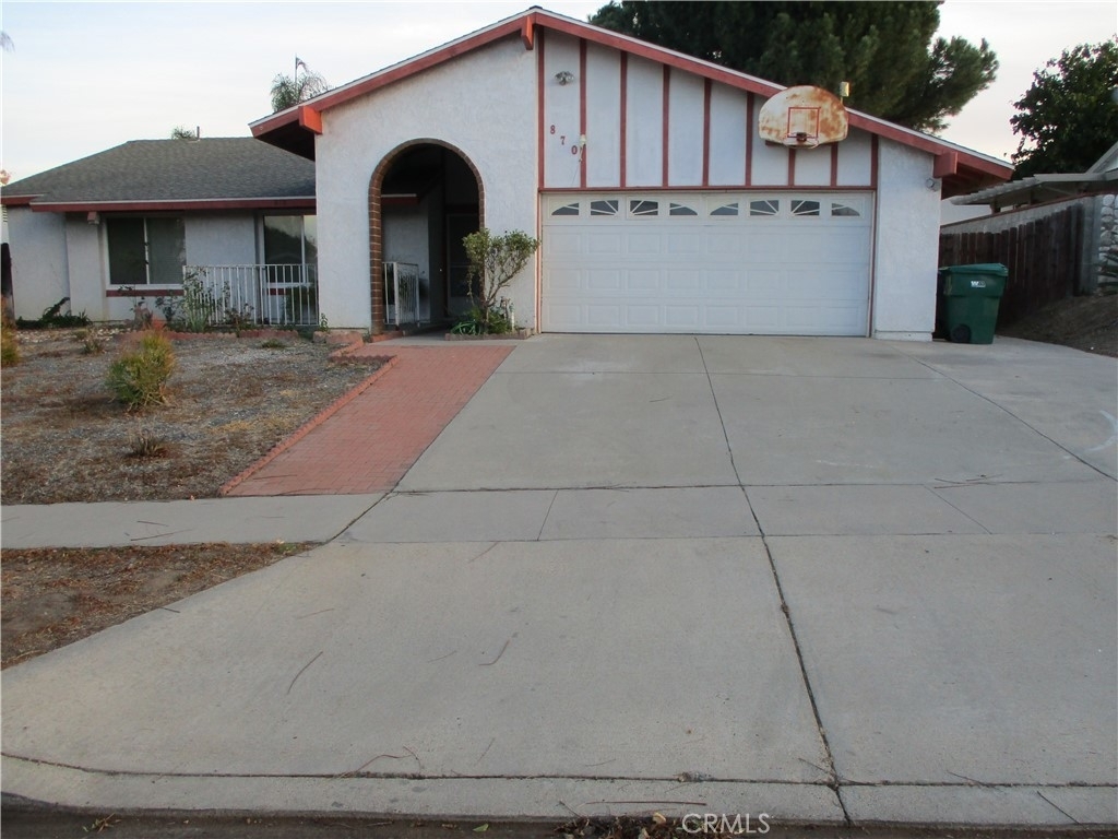 870 Sequoia Street - Photo 0