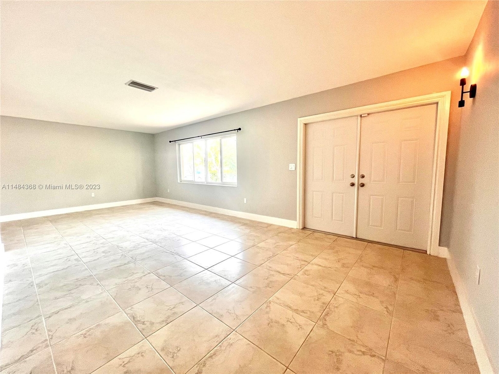 8500 Sw 87th Ave - Photo 1