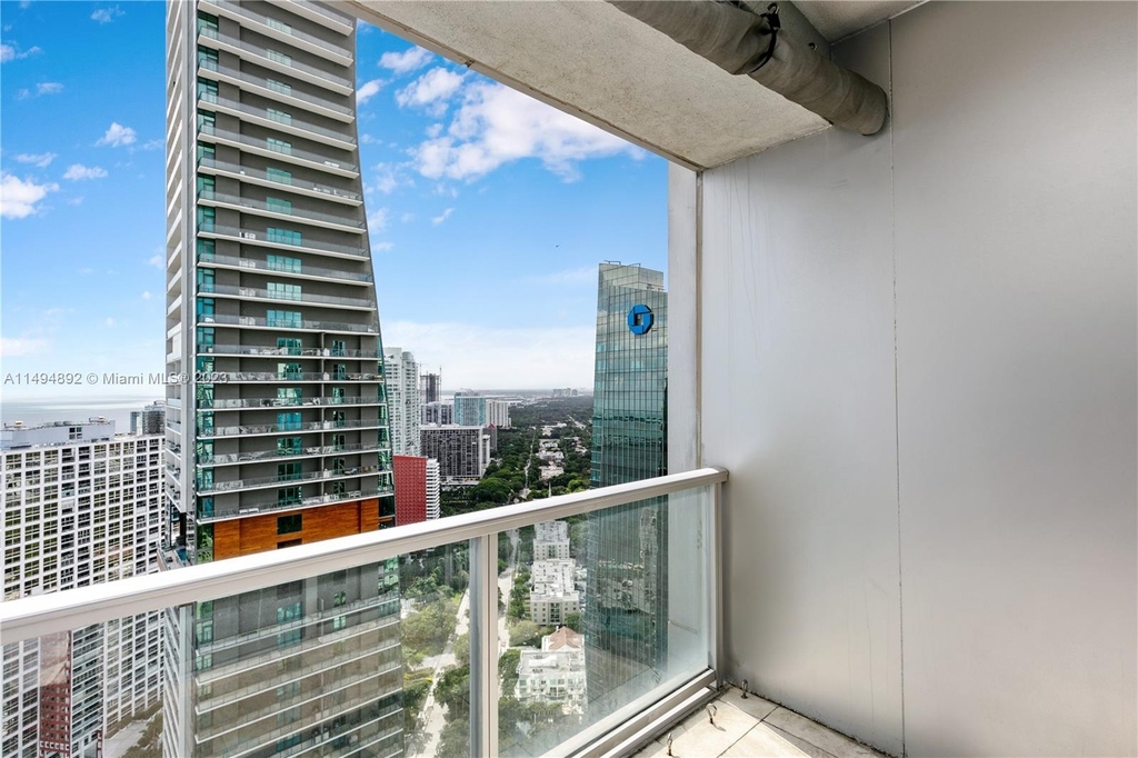 1425 Brickell Ave - Photo 18