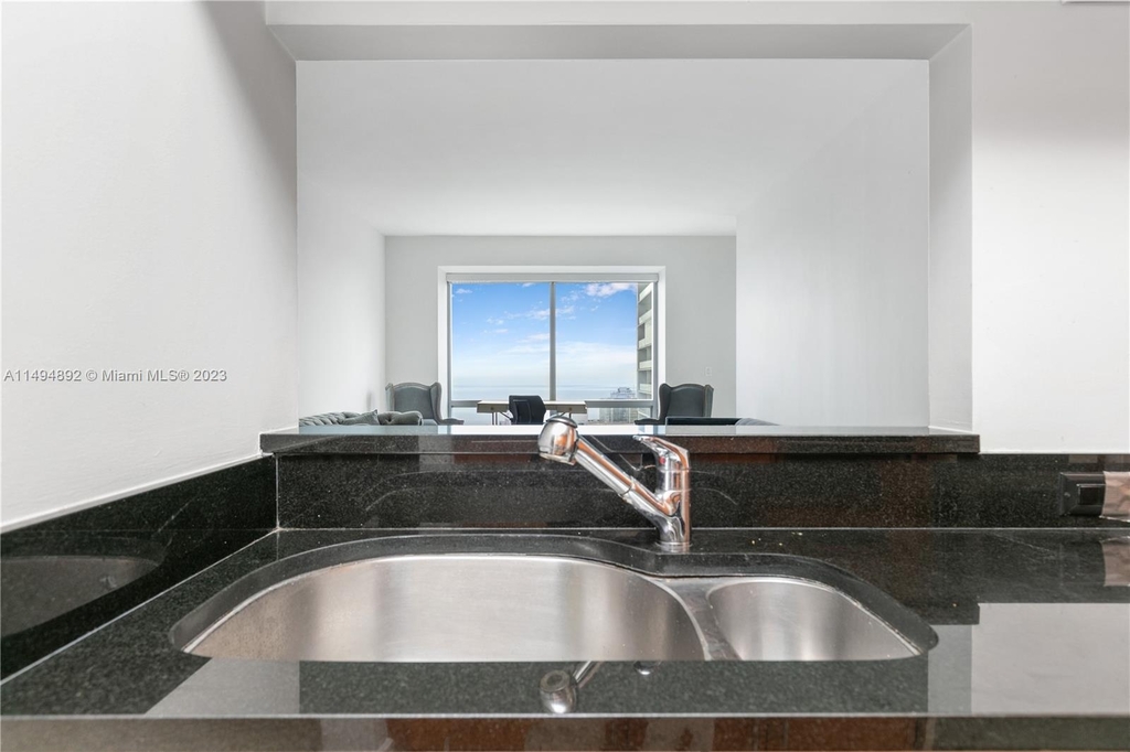 1425 Brickell Ave - Photo 27