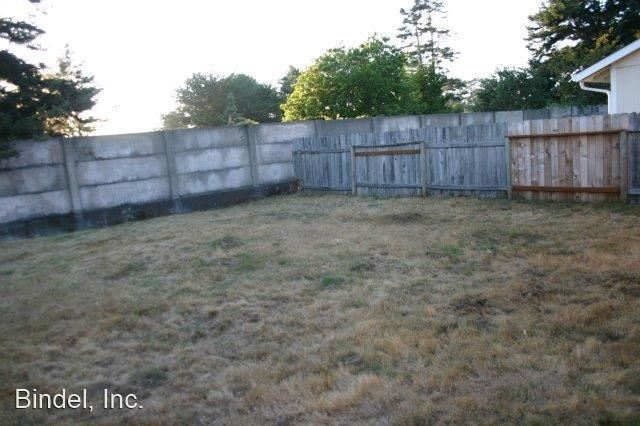 2440 Thiel Ave - Photo 2