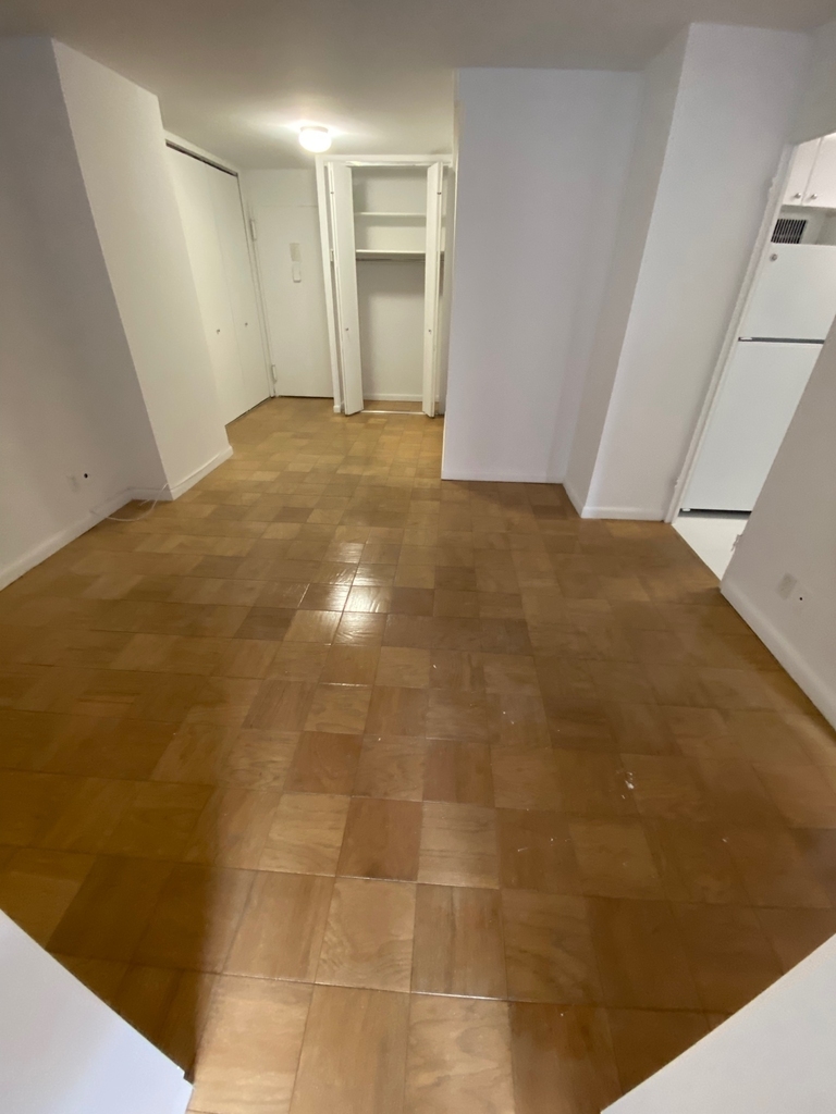 East 63rd Street - Photo 5