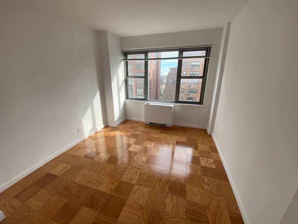 East 63rd Street - Photo 2