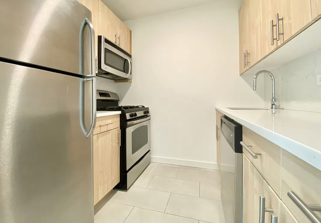 110 Horatio Street - Photo 0