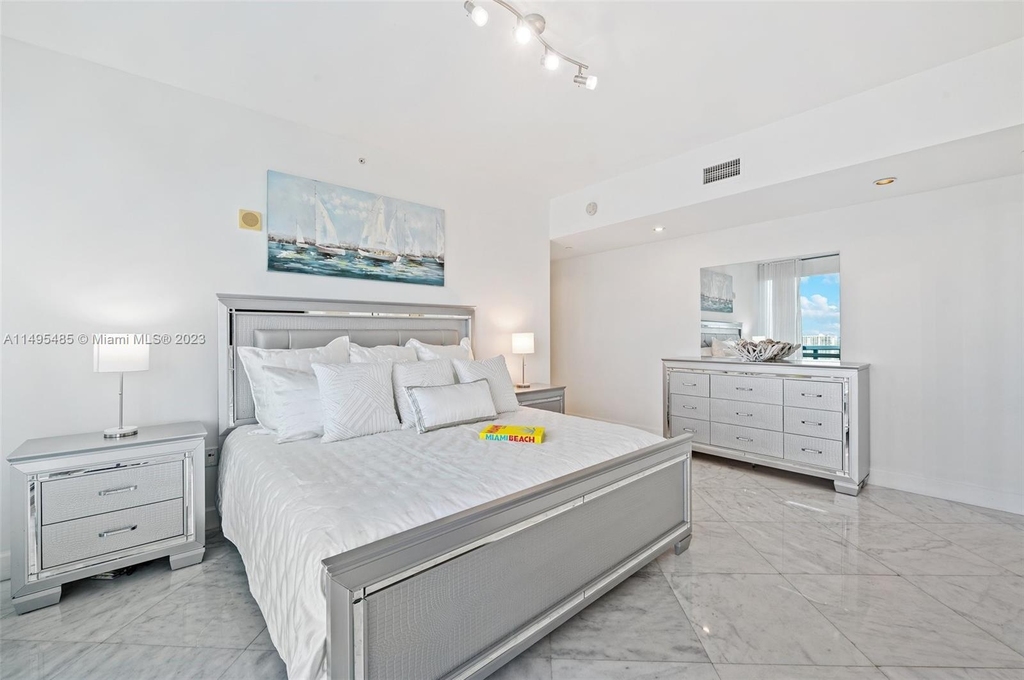 17121 Collins Ave - Photo 15