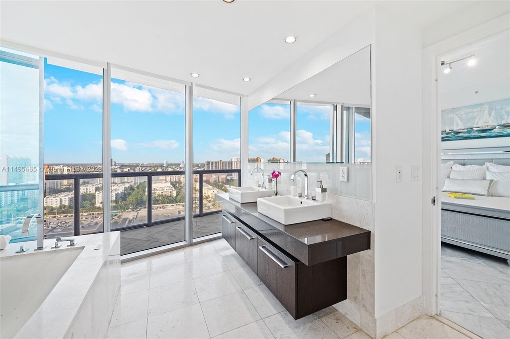 17121 Collins Ave - Photo 17