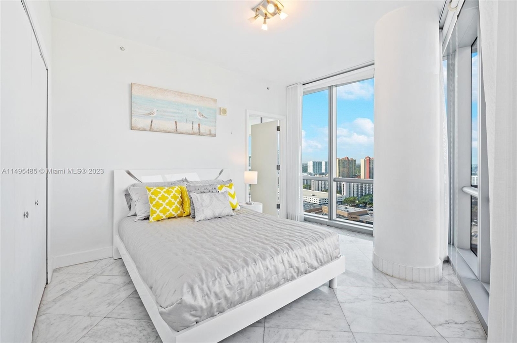 17121 Collins Ave - Photo 18