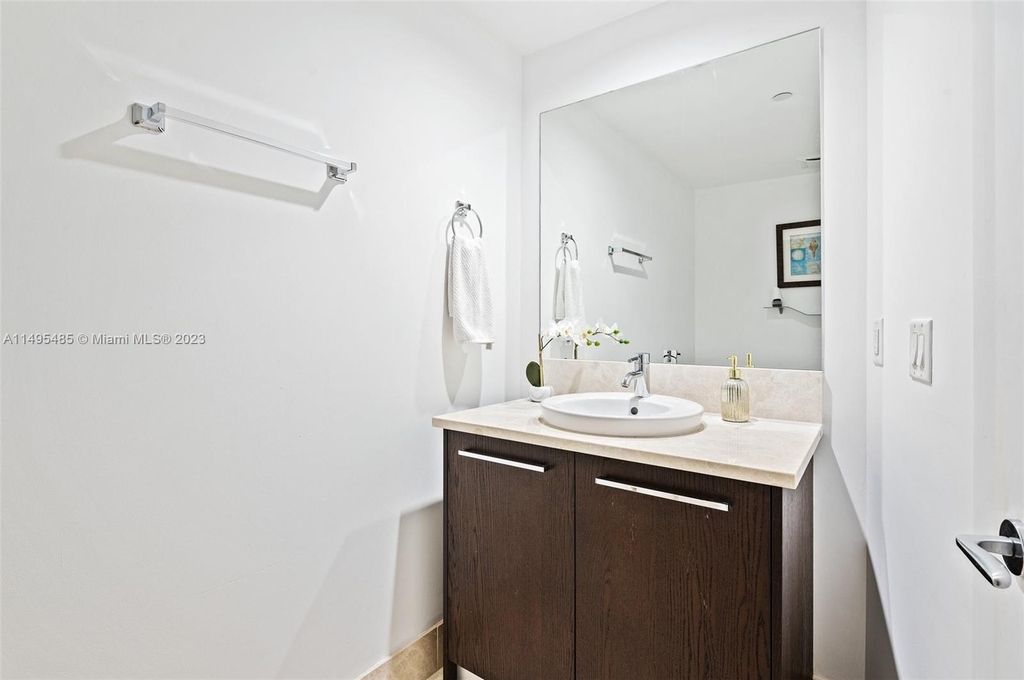 17121 Collins Ave - Photo 19