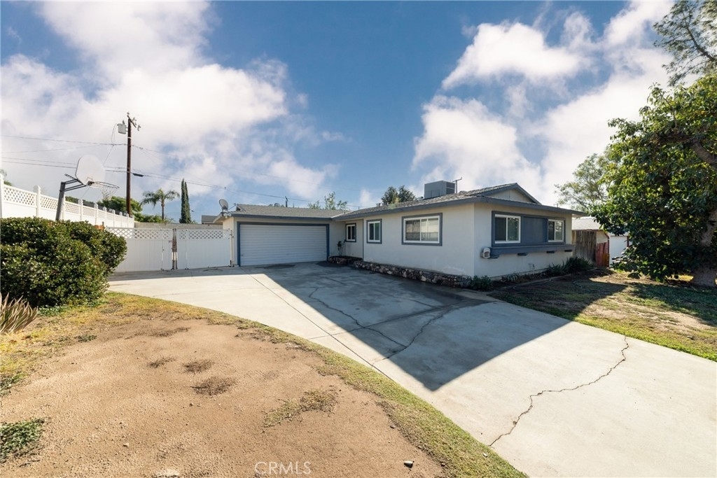 1495 N Blythe Avenue - Photo 1