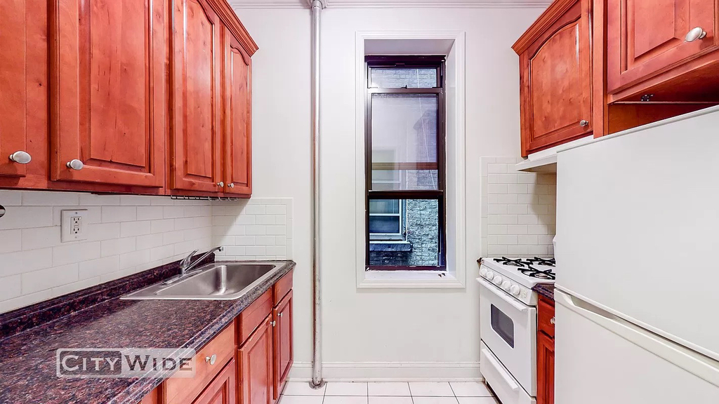 226 East 36th Street - Photo 2