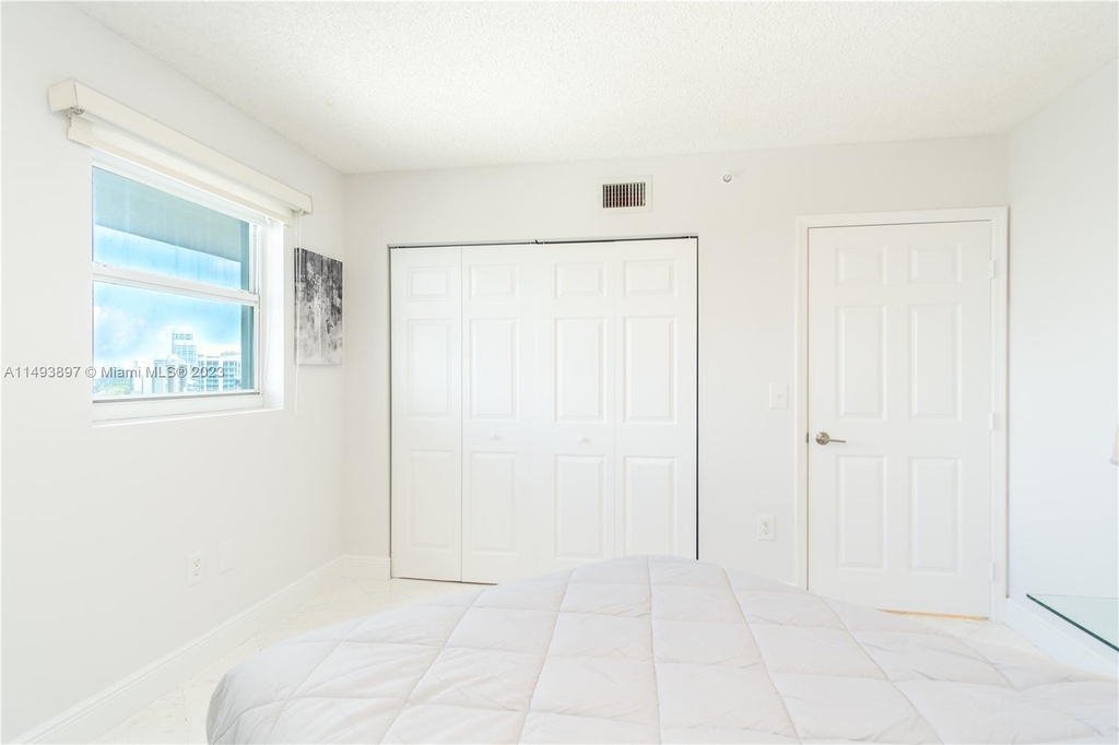6301 Collins Ave - Photo 36