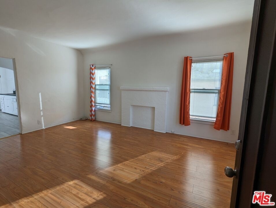 1366 S Mansfield Ave - Photo 2