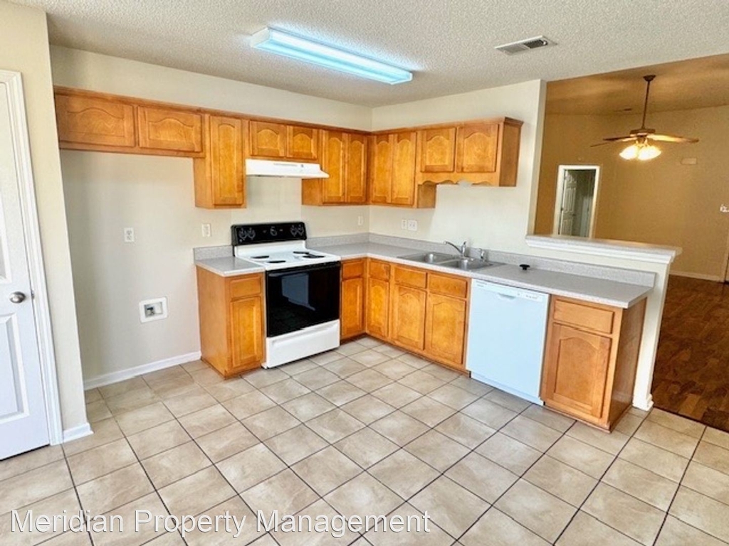 8254 Manhatten Dr - Photo 3