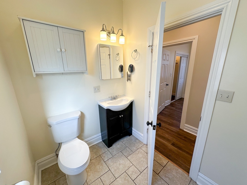 515 W 40th Place - Photo 13