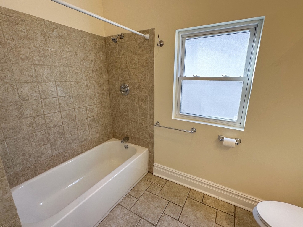 515 W 40th Place - Photo 14