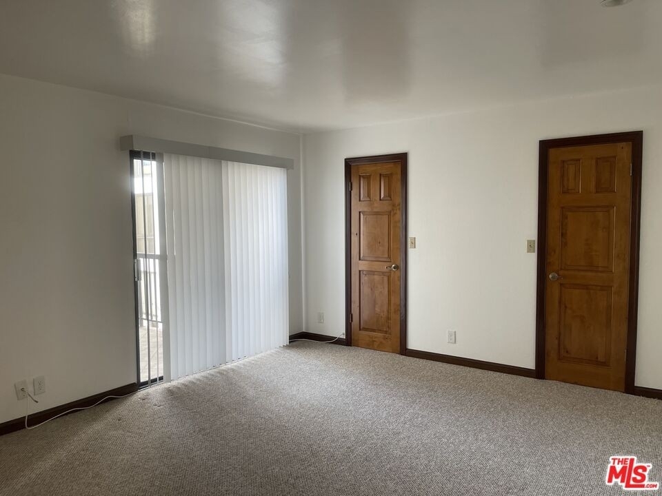 906 N Doheny Dr - Photo 11